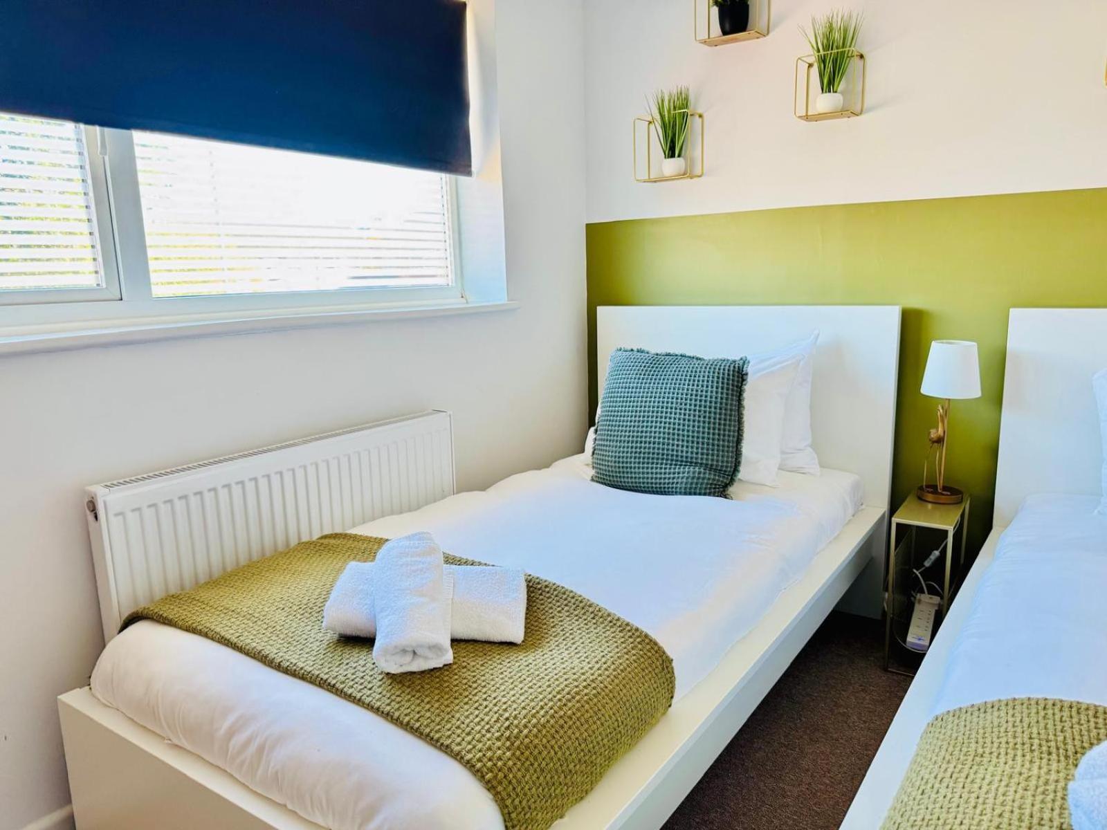 2 Bed House, Sleeps 6, Dog Friendly, Close To A14 M11, With Garden & Parking Long Stay Work Contractor Leisure, Jade CBG Exterior foto